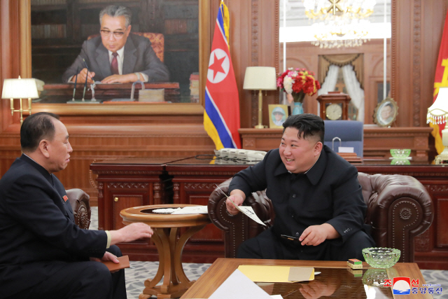 김정은 북한 국무위원장이 노동당 중앙위원회 청사에서 김영철 부위원장을 단장으로 한 북미고위급회담대표단을 만나 워싱턴 방문 결과에 대해 보고를 받았다고 조선중앙통신이 24일 보도했다. /연합뉴스