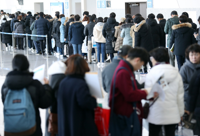 지난해 12월23일 경기도 고양시 킨텍스에서 열린 2019학년도 정시모집 대비 대입상담박람회에 입장하기 위해 수험생과 학부모들이 줄을 서고 있다.  /연합뉴스