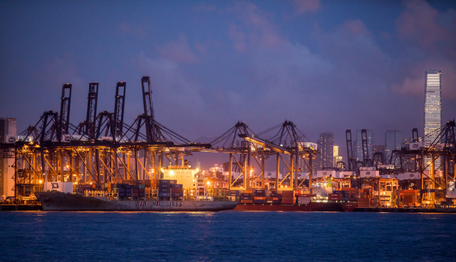 [백브리핑]세계 항구 1위 홍콩의 추락…40년만 5위권 밖으로