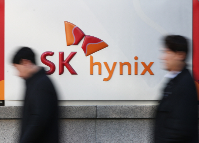 SK하이닉스는 24일 지난해 17조원 규모였던 투자 지출금액을 올해 대폭 축소할 것이라고 밝혔다./연합뉴스