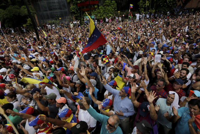 니콜라스 마두로 베네수엘라 대통령의 퇴진을 요구하는 반정부시위대가 23일(현지시간) 수도 카라카스를 가득 메운 채 집회를 벌이고 있다.  /카라카스=AP연합뉴스