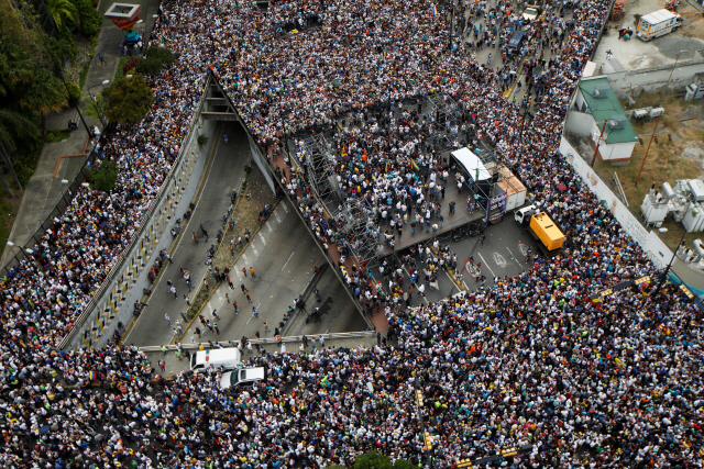 베네수엘라 수도 카라카스에서 23일(현지시간) 니콜라스 마두로 대통령의 퇴진과 재선거를 요구하는 야권 지지자들이 거리를 꽉 메운 채 반정부 시위를 벌이고 있다. /카라카스=로이터연합뉴스