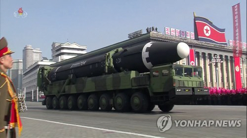 지난 2018년 2월8일 개최된 북한 건군절 70주년 열병식에서 대륙간탄도미사일(ICBM)급 ‘화성-15’를 탑재한 이동식발사차량이 지나가고 있다. /연합뉴스