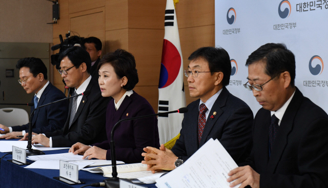 김현미(가운데) 국토부 장관이 24일 오후 정부서울청사에서 열린 ‘2019년 표준단독주택 공시가격에 대한 관계부처 합동 브리핑’에서 발언하고 있다./권욱기자