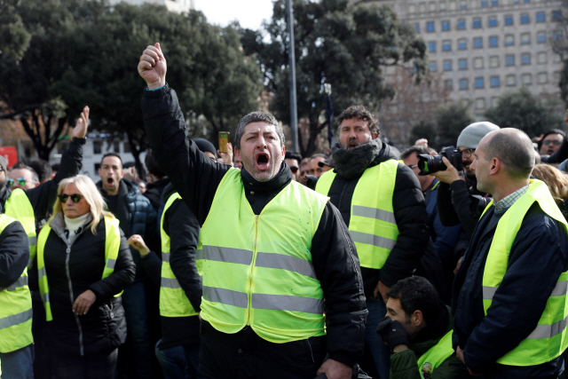 23일(현지시간) 스페인 바르셀로나에서 택시 운전사들이 우버의 규제 강화를 요구하며 파업 시위를 벌이고 있다. /바르셀로나=EPA연합뉴스