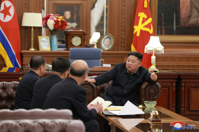 김정은 북한 국무위원장이 노동당 중앙위원회 청사에서 김영철 부위원장을 단장으로 한 북미고위급회담대표단을 만나 워싱턴DC 방문 결과에 대해 보고를 받았다고 조선중앙통신이 24일 보도했다./평양 조선중앙통신=연합뉴스