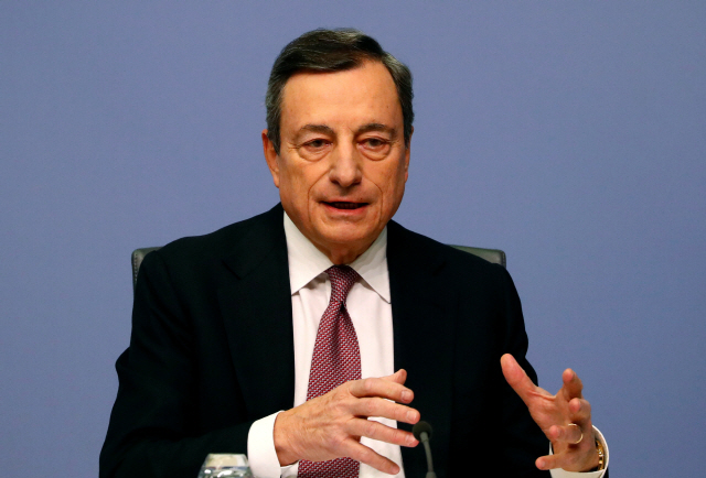 마리오 드라기 유럽중앙은행(ECB) 총재가 24일(현지시간) 독일 프랑크푸르트에서 열린 통화정책결정회의 이후 기자회견을 하고 있다. /프랑크푸르트=로이터연합뉴스