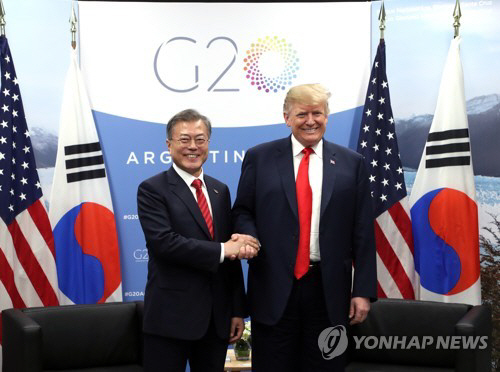 문재인 대통령이 30일 오후(현지시간) G20 정상회의가 열리고 있는 아르헨티나 부에노스아이레스 코스타 살게로 센터에서 도널드 트럼프 미국 대통령을 만나 반갑게 악수하고 있다./연합뉴스