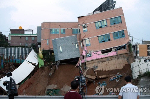 지난해 9월 7일 오전 서울 동작구 상도동 다세대주택 공사장의 흙막이가 무너져 근처에 있는 서울상도유치원 건물이 기울어져 위태롭게 서 있다./연합뉴스