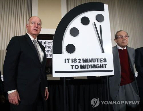 운명의 날 시계 자정 2분 전을 가리키고 있다. 운명의 날 시계를 운영하는 핵과학자회 운영이사장을 맡은 제리 브라운(왼쪽) 전 캘리포니아 주지사/AFP 게티이미지=연합뉴스