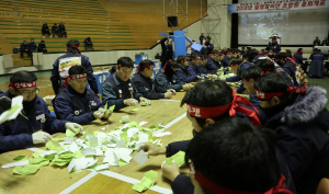 현대중공업 노조가 25일 울산 본사 체육관에서 임단협 잠정합의안에 대한 찬반투표 개표 작업을 하고 있다. /사진제공=현대중공업노동조합