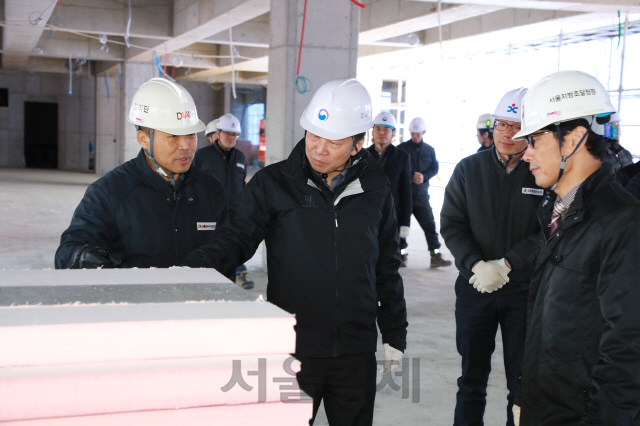 정무경(사진 왼쪽에서 두번째) 조달청장이 서울서부경찰서 청사 신축공사 현장을 찾아 공사현황을 점검하고 있다. 사진제공=조달청