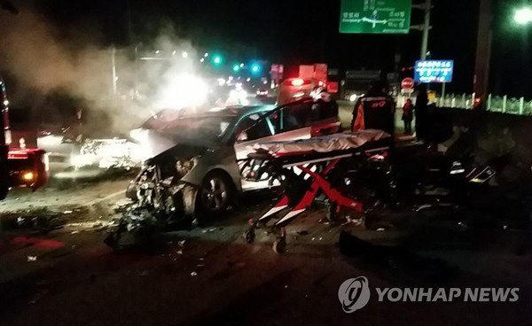 ‘삼척 교통사고’ 현장 보니 찌그러진 차들 “택시기사와 승객 치료받던 중 사망” 과속? 음주? 조사