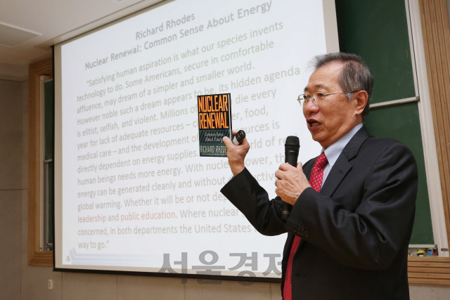‘원자력계의 노벨상’인 로런스상 수상자인 장윤일 미국 아르곤 국립연구소 석학연구원이 25일 KAIST에서 원전을 둘러싼 오해에 대해 반박하고 있다. /사진=KAIST