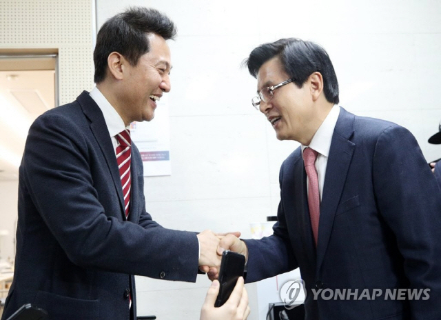 자유한국당 유력 당권 주자인 황교안 전 국무총리(오른쪽)와 오세훈 전 서울시장이 21일 오후 부산 수영구 자유한국당 부산시당에서 만나 포옹하고 있다. 2019.1.21 /연합뉴스