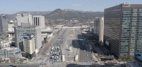 대표 설계자인 진양교 CA조경기술사사무소 대표(홍익대학교 건축도시대학원 교수)는 이순신상 이전 검토, ‘촛불’ 형상화 바닥 포장 등의 내용이 담긴 서울시의 새 광화문광장 설계가 논란이 되자 설계자가 “고집부릴 생각은 없다”며 직접 진화에 나섰다. 사진은 광화문광장 현재 모습. (서울시청 제공)/연합뉴스