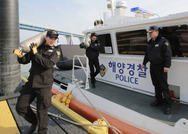 신필수(오른쪽) 해경 영흥파출소장과 해양경찰들이 연안구조정과 잠수장비를 점검하고 있다. /사진제공=해양경찰청