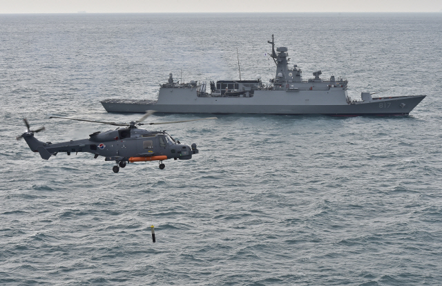 신형호위함 주변에서 대잠수함전 훈련 중인 한국해군 소속 와일드캣. 기체가 작지만 가격 대비 성능이 좋고, 특히 에이서 레이더로 300km 이상의 목표물까지 찾아낼 수 있다./사진= 해군