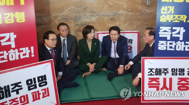 한국당 ‘릴레이 단식’에 정치권 ”웰빙 단식”·“어린아이 밥투정” 비판