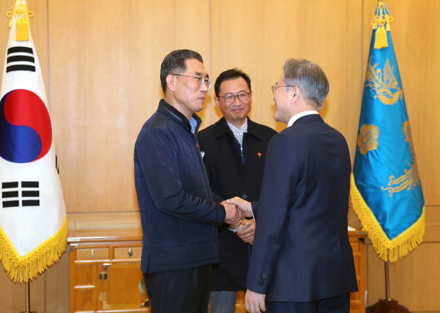 문재인 대통령이 25일 오후 청와대에서 김주영(왼쪽) 한국노총 위원장, 김명환(가운데) 민주노총 위원장과 만나 인사하고 있다. 문 대통령은 “최저임금 인상·노동시간 단축 등은 정부가 일방적으로 추진할 수 없다”며 “국민들은 사회적 대화를 바란다”고 말했다. /사진제공=청와대