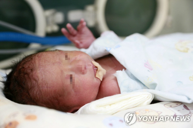 중국에서 자궁 이식받은 여성이 지난 20일 출산한 아기/신화=연합뉴스