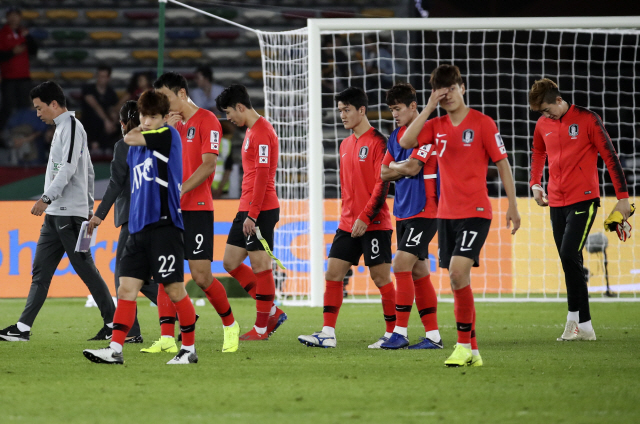 25일 아시안컵 8강 카타르전 패배 뒤 망연자실해하는 한국 축구 대표팀 선수들. /연합뉴스