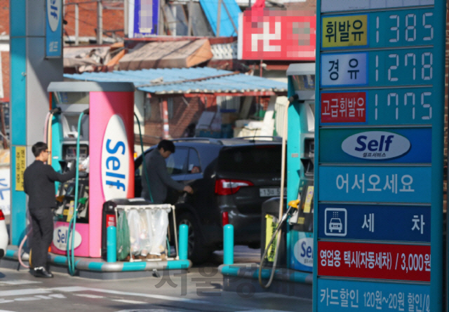 지난 13일 서울 시내 한 주유소의 유종 별 가격 고시판 모습/연합뉴스