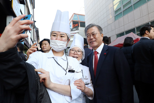 문재인 대통령이 24일 대전에서 시민들과 셀카를 찍고 있다. /사진제공=청와대