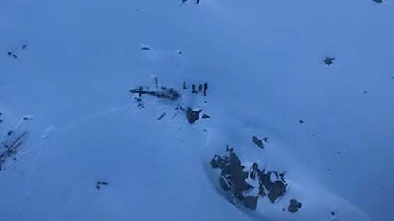 지난 25일(현지시간) 이탈리아 북부 발다오스타 지역에서 소형 경비행기와 헬기가 공중에서 충돌해 5명이 사망하고, 1명이 다쳤다./연합뉴스