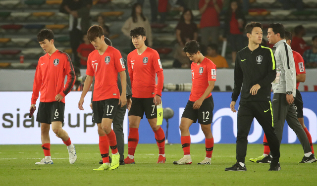 지난 25일 오후(현지시간) 아랍에미리트 아부다비 자예드 스포츠시티 스타디움에서 열린  2019 아시아축구연맹(AFC)아시안컵 8강전 한국과 카타르와의 경기에서 패한 이청용과 손흥민 등 대표팀이 그라운드를 나서고 있다./연합뉴스