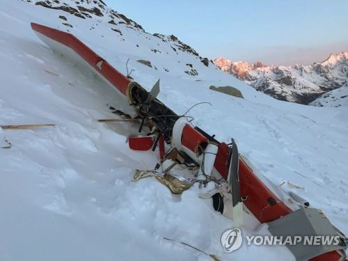 25일 이탈리아 북서부 산악지대 발다오스타 지역에서 헬기와 충돌해 추락한 경비행기의 동체/AFP=연합뉴스