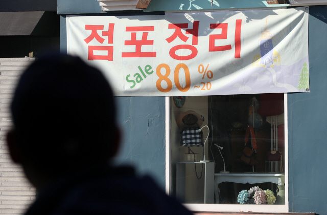 지난해 고용원이 없는 영세 자영업자는 도·소매업 분야에서 감소세가 두드러진 것으로 분석됐다. 27일 현대경제연구원이 통계청 경제활동인구조사 마이크로데이터를 분석한 결과를 보면 지난해 도·소매업의 고용원 없는 자영업자는 78만2천명으로 전년(83만8천명)보다 5만6천명(6.6%) 줄었다./연합뉴스