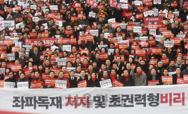 나경원 자유한국당 원내대표, 황교안 전 국무총리, 오세훈 전 서울시장 등 자유한국당 의원들과 당원들이 27일 서울 국회 본관 앞에서 열린 좌파독재 저지 및 초권력형비리 규탄대회에서 구호를 외치고 있다./권욱기자