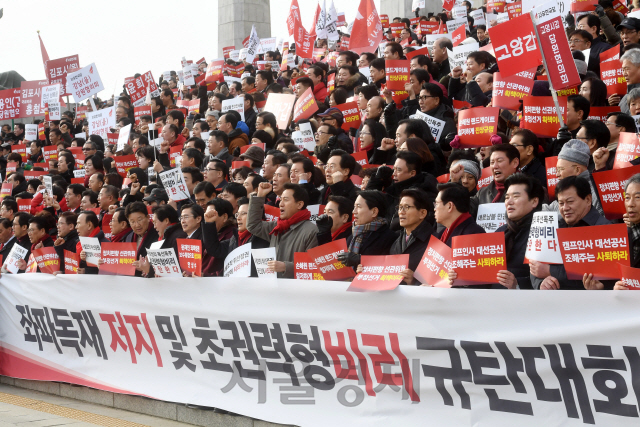 황교안 전 국무총리와 오세훈 전 서울시장 등 자유한국당 의원들과 당원들이 27일 서울 국회 본관 앞에서 열린 좌파독재 저지 및 초권력형비리 규탄대회에서 구호를 외치고 있다./권욱기자ukkwon@sedaily.com