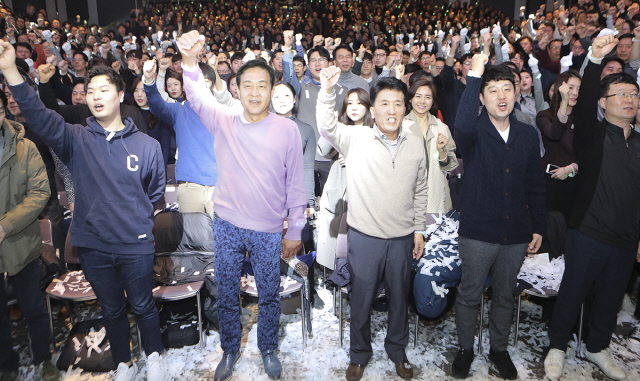 김정태(왼쪽 두 번째) 하나금융그룹 회장과 함영주(〃 세 번째) KEB하나은행장이 캐주얼 복장으로 지난 26일 광장동 그랜드 워커힐에서 열린 ‘하나금융그룹 출발 2019’ 행사에 참석해 임직원들과 함께 기념사진을 찍고 있다. 이날 하나금융그룹은 올해 경영 방향 키워드로 △디지털 △글로벌 △협업 △휴매니티 △희생 다섯 가지를 제시했다. /사진제공=KEB하나은행