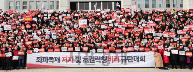 황교안 전 국무총리와 오세훈 전 서울시장 등 자유한국당 의원들과 당원들이 27일 서울 국회 본관 앞에서 열린 좌파독재 저지 및 초권력형비리 규탄대회에서 구호를 외치고 있다./권욱기자ukkwon@sedaily.com