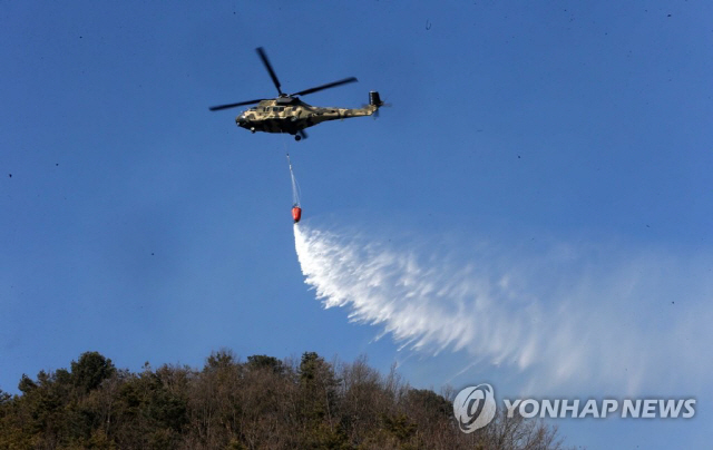 춘천 산불 진화에 나선 군용 헬기/사진=연합뉴스