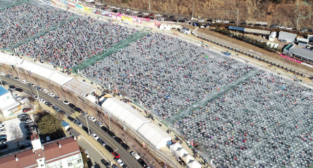 ‘내년 기약’ 화천산천어축제      (화천=연합뉴스) 2019 화천산천어축제 폐막일인 27일 오전 강원 화천군 화천천 축제장에 많은 관광객이 찾아 축제를 즐기고 있다. 2019.1.27  [화천군 제공]       hak@yna.co.kr  (끝)      <저작권자(c) 연합뉴스, 무단 전재-재배포 금지>