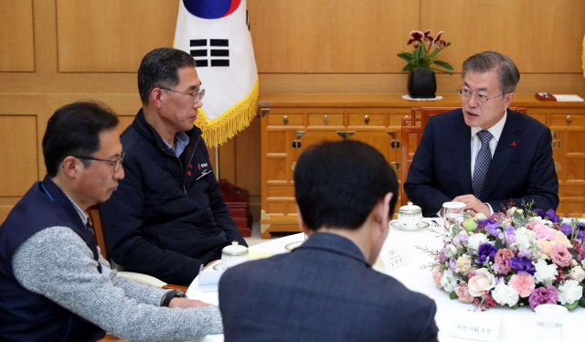 문재인 대통령이 25일 청와대에서 김주영 한국노총 위원장(오른쪽 두번째), 김명환 민주노총 위원장(왼쪽)과 면담하고 있다. /연합뉴스