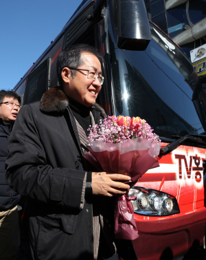 홍준표 전 자유한국당 대표가 지난 26일 부산 중구 자갈치시장을 방문해 지지자들에게 꽃다발을 받고 있다. /연합뉴스
