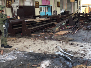 27일(현지시간) 필리핀 남부 술루주 주도 홀로섬의 가톨릭 성당에서 2건의 폭발이 연이어 발생해 미사 중이던 성당 내부가 처참하게 파괴돼 있다. 이날 폭발로 최소 20명이 사망하고 111명 이상이 부상당했다. /마닐라=신화연합뉴스