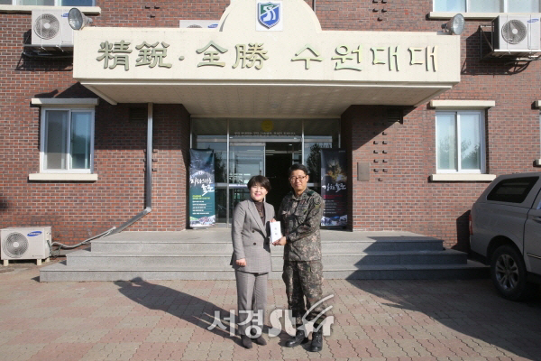 수원시의회 조명자(왼쪽) 의장이 군부대를 방문해 위문금을 전해주고 있다./수원시의회 제공