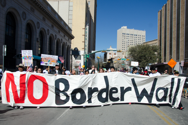 26일(현지시간) 미국과 멕시코 국경의 중간지대인 텍사스주 엘파소에서 시위대들이 “국경장벽은 안돼”라는 현수막을 들고 가두 시위를 벌이고 있다. /엘파소=UPI연합뉴스