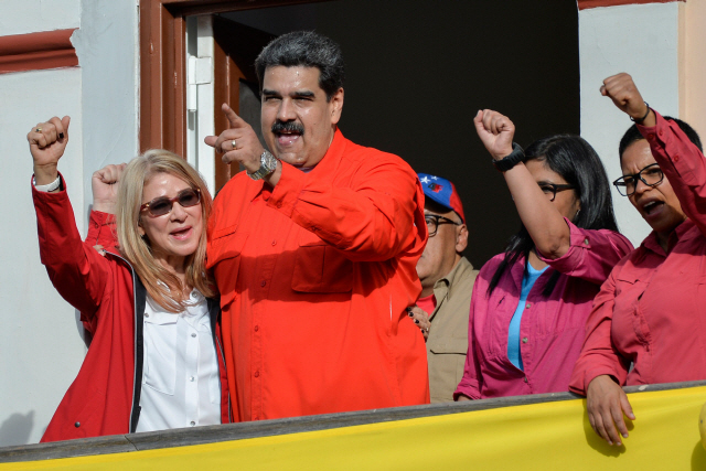 니콜라스 마두로 베네수엘라 대통령(왼쪽 두번째)이 지난 23일(현지시간) 수도 카라카스의 미라플로레스 대통령궁에서 지지자들을 향해 연설하고 있다./연합뉴스
