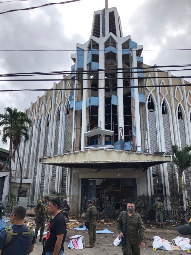 27일(현지시간) 연쇄 폭탄 테러가 발생한 필리핀 홀로섬 성당/신화연합뉴스