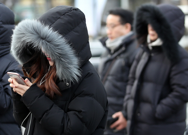 지난 16일 미세먼지가 물러가고 기온이 뚝 떨어진 가운데, 오전 서울 종로구 세종대로 네거리에서 출근길 시민들이 발걸음을 서두르고 있다. 금일 28일은 오후부터 찬 공기가 유입돼, 내일 29일 아침께 영하 10도 안팎으로 떨어질 만큼 전국적으로 강추위가 이어질 예정이다./ 연합뉴스