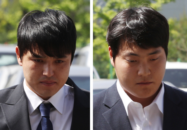 지난해 5월 28일 인천 남동경찰서에 출석하는 박동원(왼쪽)과 조상우의 모습./ 연합뉴스