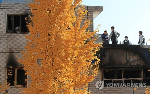 화재로 20명에 가까운 사상자가 나온 서울 종로구 국일고시원에서 지난해 11월 13일 오전 국립과학수사연구원, 경찰, 종로소방서 관계자들이 2차 합동 감식을 하고 있다. 경찰 관계자는 “고시원 안에 소방설비가 설치돼 있는지, 작동을 제대로 했는지 등을 점검하고 내부 증·개축 여부 등을 확인할 계획”이라고 말했다./연합뉴스