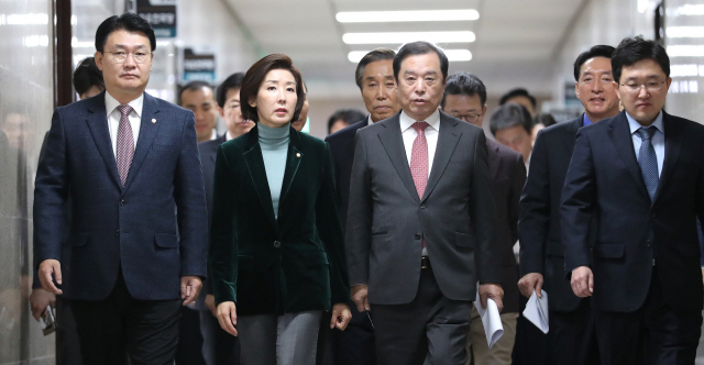 자유한국당 정용기 정책위의장(왼쪽부터), 나경원 원내대표, 김병준 비상대책위원장, 김용태 사무총장이 28일 오전 국회에서 열린 비상대책위원회의에 참석하고 있다./ 연합뉴스