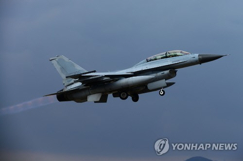 28일 전해철 더불어민주당 의원실이 입수한 국방부 보통검찰부의 공소장에 따르면 공군 신모 대령은 지난해 8월 전역 후 김앤장 법률사무소에 취업하기 위해 군사상 기밀과 직무 관련 비밀이 포함된 ‘국방분야 사업계획서’를 작성해 우편과 이메일을 통해 김앤장 사무소 변호사들에게 보냈다. 사진은 신 대령이 보낸 자료에 포함된 공군 F-16D 전투기/공군 제공=연합뉴스